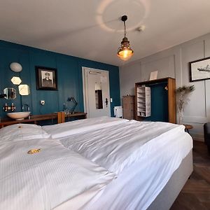 Zimmer mit Kingsize-Bett